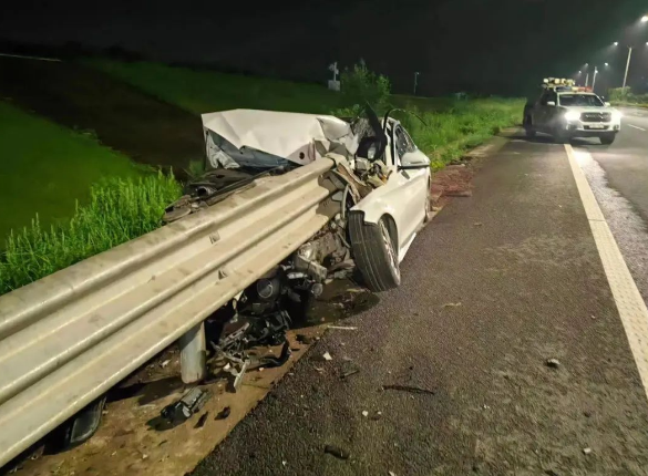 酒駕后別簽字，有用嗎？深夜，車頭“劈”成兩半！人不報(bào)警，車報(bào)了警......